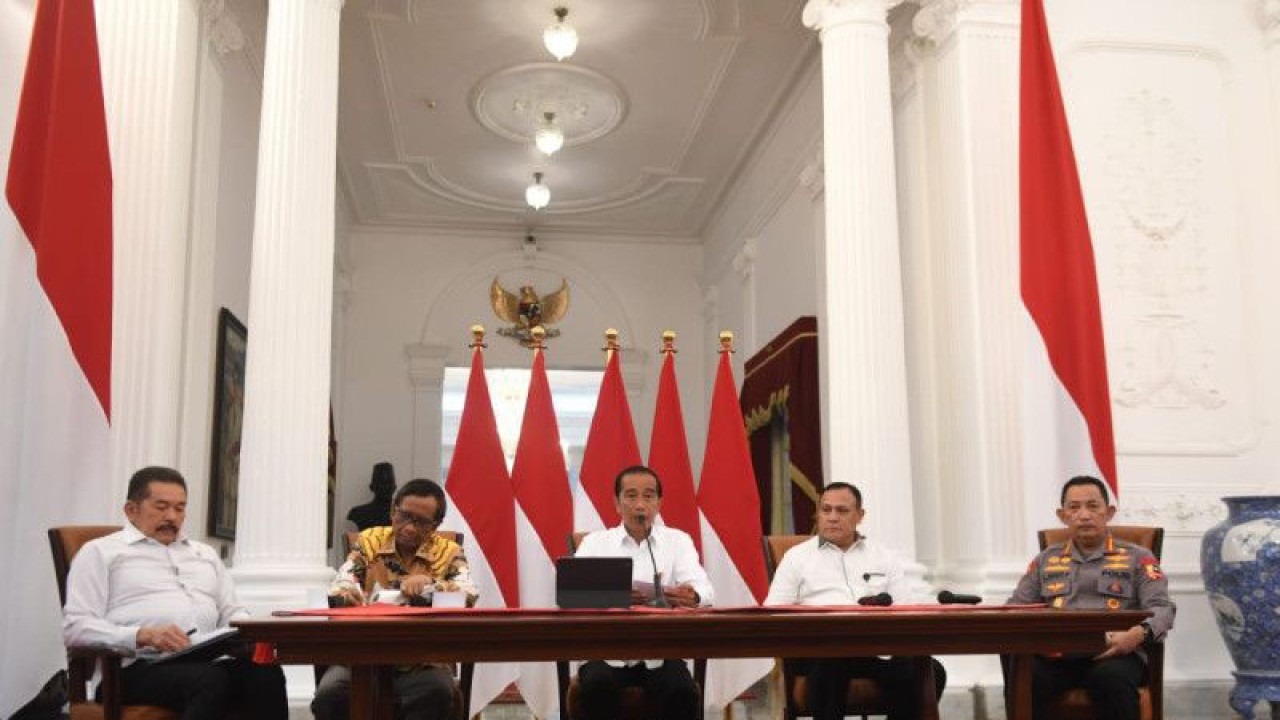 Presiden RI Jokowi menyampaikan pernyataan kepada wartawan didampingi Jaksa Agung S.T. Burhanuddin, Menteri Koordinator Bidang Politik, Hukum, dan Keamanan Mahfud MD, Ketua KPK Firli Bahuri, dan Kapolri Jenderal Pol. Listyo Sigit Prabowo (kiri ke kanan) di Istana Merdeka, Jakarta, Selasa (7-2-2023). ANTARA/Hafidz Mubarak A.