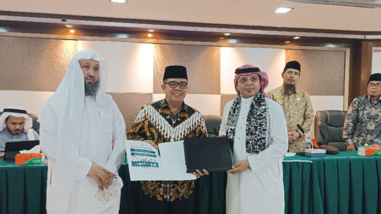 Rektor Unand Prof Dr Yuliandri, SH, MH bertukar cendra mata dengan Asistant Deputy Minister for International Cooperation at The Ministry Education and Delegation Arab Saudi, Dr Abdulrahman Ali Al-Amri di Padang, Sumbar, Selasa (14/2/2023). (FOTO ANTARA/Miko Elfisha)