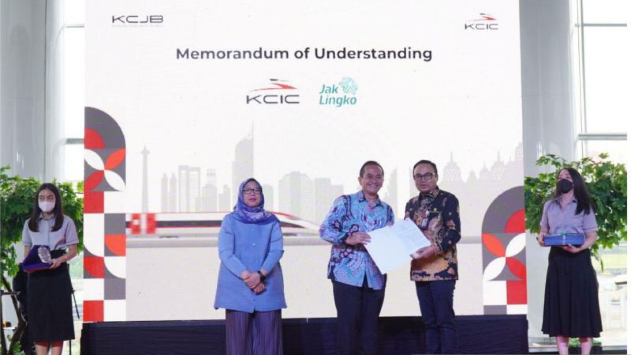 Penandatanganan nota kesepahaman (MoU) oleh Direktur Utama PT JakLingko Indonesia Muhamad Kamaluddin dan Direktur Utama PT Kereta Cepat Indonesia China (KCIC) Dwiyana Slamet Riyadi di Kantor PT KCIC, Jakarta Timur, Rabu (1/2/2023) (ANTARA/HO JakLingko Indonesia)