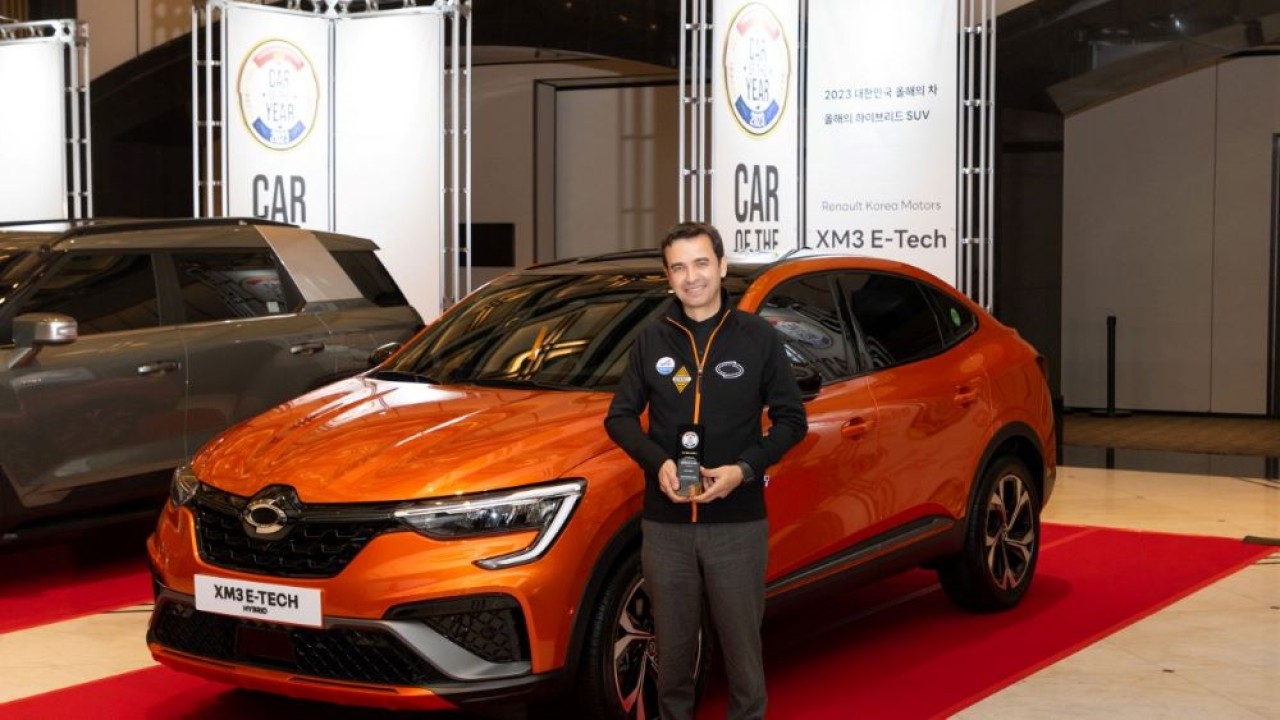 CEO Renault Korea Motors Stephane Deblaise berpose pada upacara penghargaan 'Car of the Year' yang diselenggarakan Asosiasi Jurnalis Otomotif Korea di sebuah hotel di Seoul, Kamis. (Renault Korea Motors)