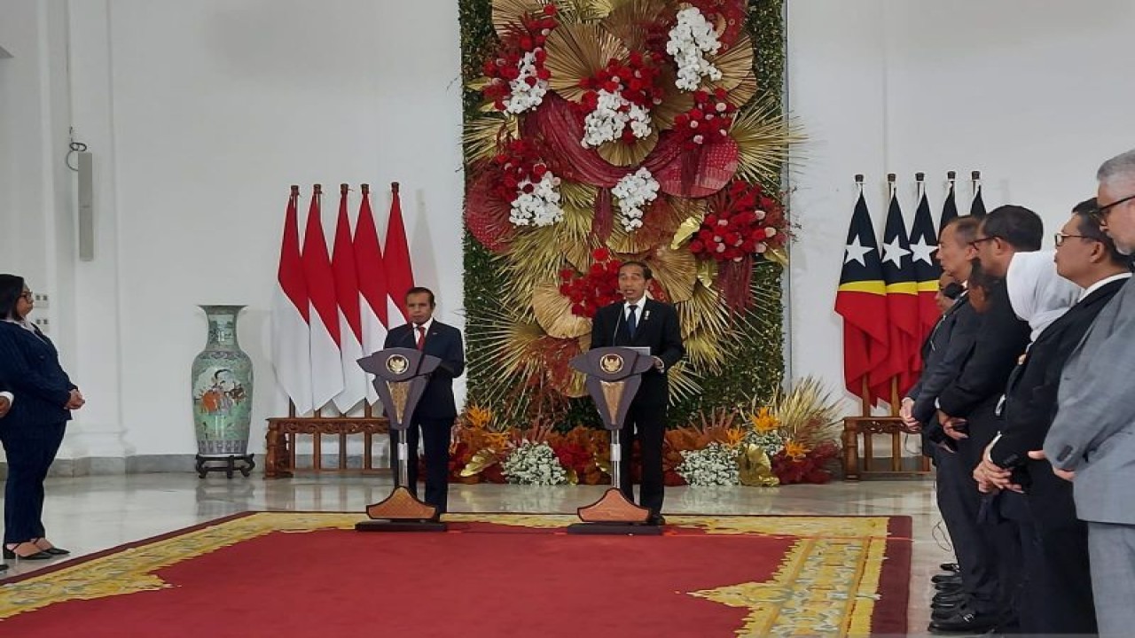 Presiden RI Joko Widodo dalam konferensi pers bersama dengan Perdana Menteri Timor Leste Taur Matan Ruak di Istana Kepresidenan Bogor, Jawa Barat, Senin (13/2/2023). ANTARA/Mentari Dwi Gayati