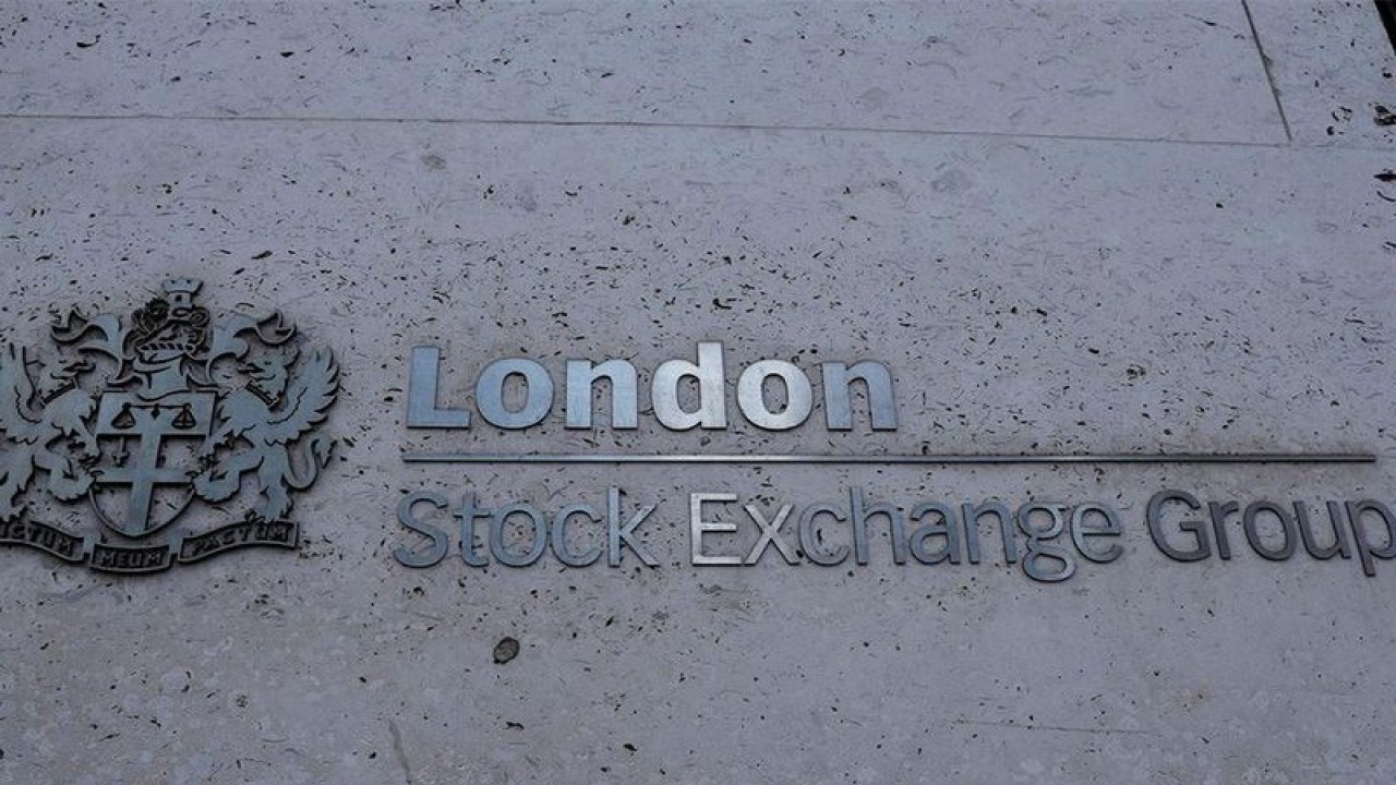 Logo LSEG terlihat di luar pintu masuk Bursa Efek London di London, Inggris. ANTARA/REUTERS/Peter Nicholls/am.