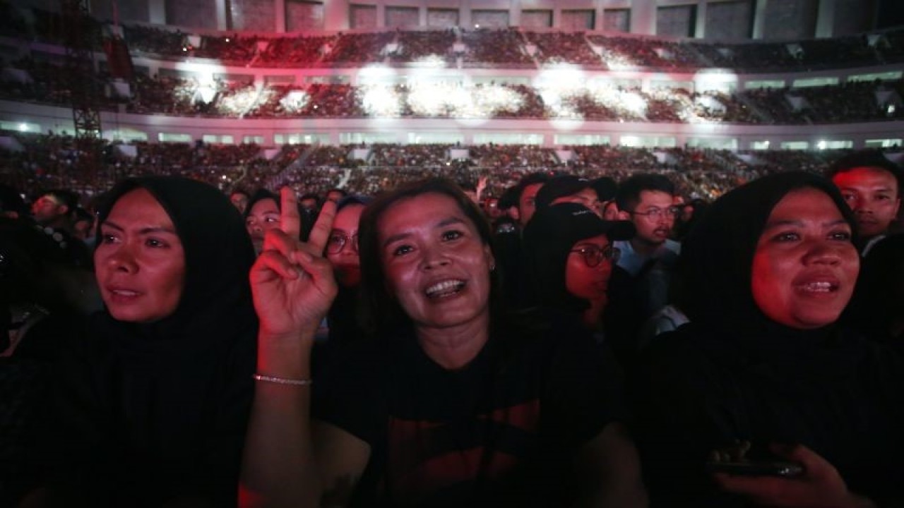 Sejumlah penonton menyaksikan konser Dewa 19 di Jakarta International Stadium (JIS), Jakarta, Sabtu (4/2/2023). Konser bertajuk "Pesta Rakyat Dewa 19" dalam rangka 30 tahun grup musik Dewa 19 berkarya. ANTARA FOTO/Muhammad Iqbal/tom. (ANTARA FOTO/MUHAMMAD IQBAL)