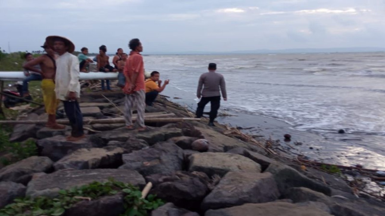 Tim SAR gabungan melakukan pemantauan kondisi dua pekerja tambak yang mengalami kecelakaan laut terseret ombak di pesisir perairan Cibungur, Pandeglang, Banten, Minggu (5/2/2023). (ANTARA/HO-Polairud Pandeglang)