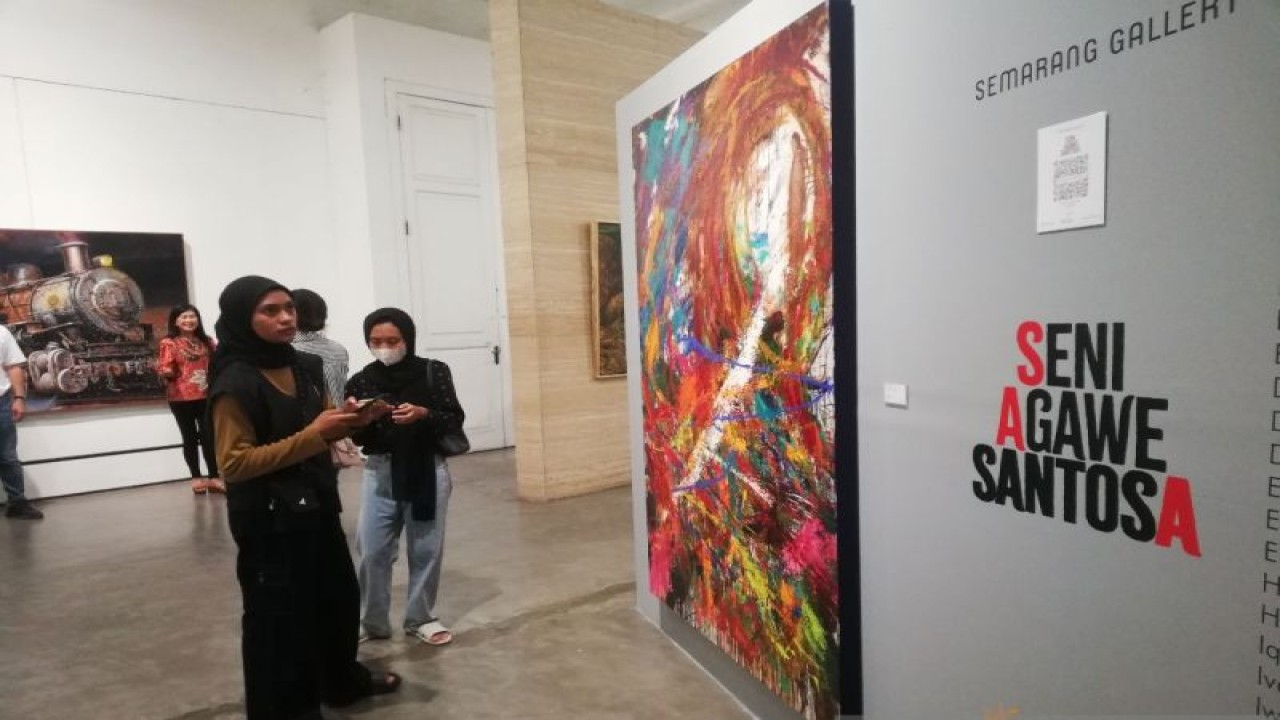 Pengunjung melihat lukisan di pameran lukisan bertajuk "Seni Agawe Santosa" di Semarang Gallery, Semarang, Kamis (23/2/2023). (ANTARA/Zuhdiar Laeis)