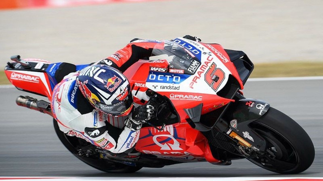 Pebalap tim Pramac Racing Johann Zarco menjalani sesi latihan bebas pertama Grand Prix Catalunya di Sirkuit Barcelona-Catalunya, Montmelo. (4/6/2021). ANTARA/AFP/Lluis Gene/aa.