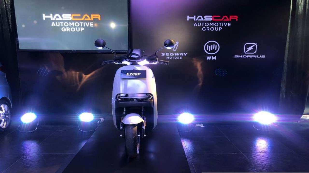 Salah satu model sepeda motor listrik Segway yang dipamerkan dalam jumpa pers Hascar Automotive Group di Jakarta, Kamis (14/7/2022) (ANTARA/Arnidhya Nur Zhafira)