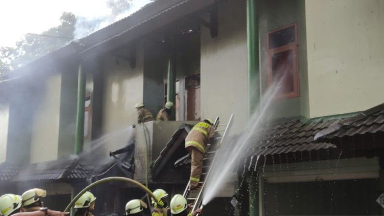 Petugas Suku Dinas Penanggulangan Kebakaran dan Penyelamatan (Gulkarmat) Jakarta Timur tengah memadamkan api di sebuah hotel di Halim Perdanakusuma, Jakarta Timur, Selasa (28/2/2023). ANTARA/HO-Sudin Gulkarmat Jakarta Timur