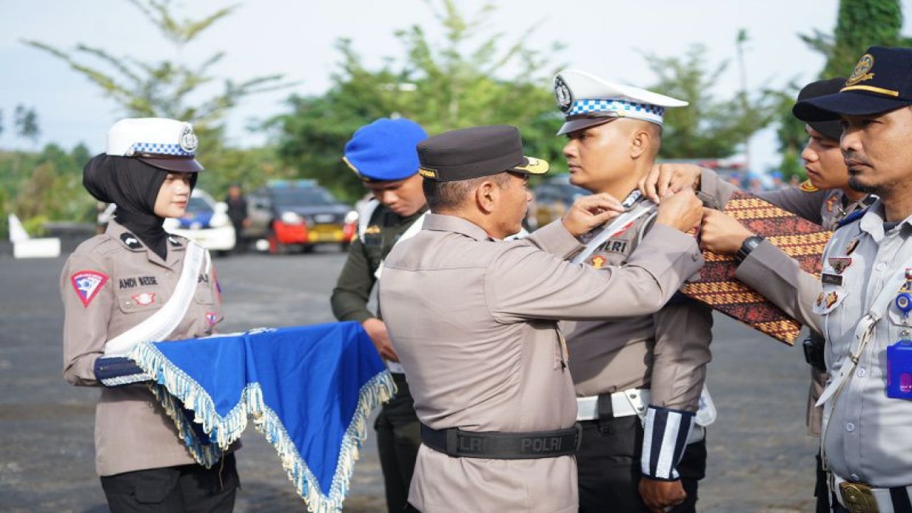 Wakapolda Sulbar Brigjen Polisi Rachmat Pamudji saat mengenakan pita tanda Operasi Keselamatan Marano 2023 di Mapolda Sulbar, Selasa (7/2/2023). ANTARA/HO/Humas Polda Sulbar