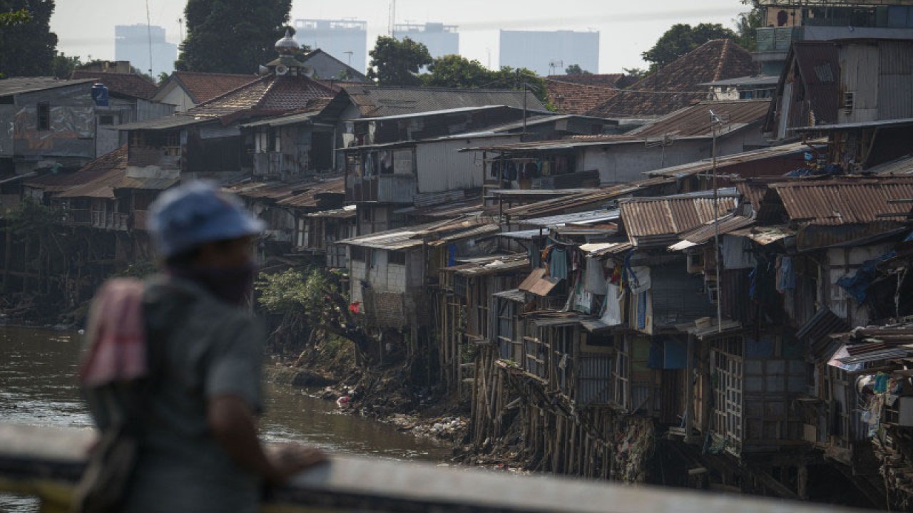 Warga memandang permukiman padat penduduk tepi Sungai Ciliwung di Kampung Melayu, Jakarta, Jumat (16/7/2021). ANTARA FOTO/Aditya Pradana Putra/hp.