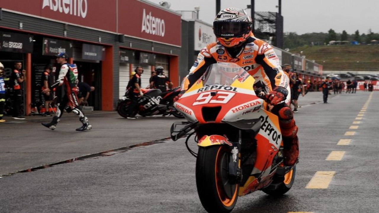 Pebalap tim Repsol Honda Marc Marquez menuju parc ferme setelah mengklaim pole position Grand Prix Jepang di Sirkuit Motegi. (24/9/2022) (AFP/TOSHIFUMI KITAMURA)