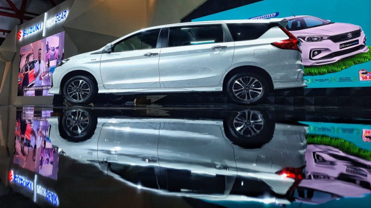 Suzuki All New Ertiga Hybrid pada ajang IIMS 2023 (ANTARA/Ho)