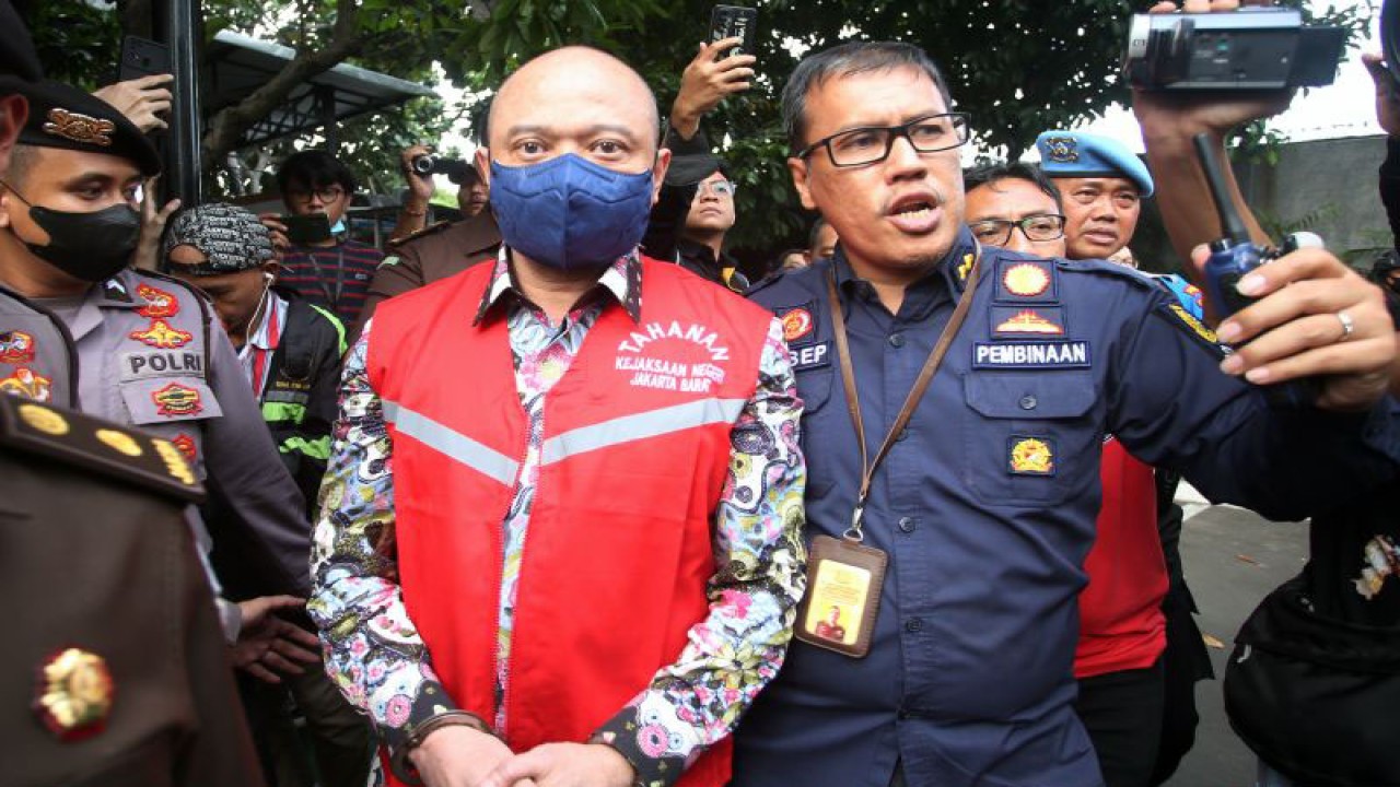 Petugas Kejaksaan menggiring tersangka kasus kejahatan narkoba Irjen Pol Teddy Minahasa (tengah) ke dalam mobil tahanan usai pelimpahan ke kejaksaan di Kejari Jakarta Barat, Jakarta Barat, Rabu (11/1/2023). ANTARA FOTO/Muhammad Iqbal/rwa.