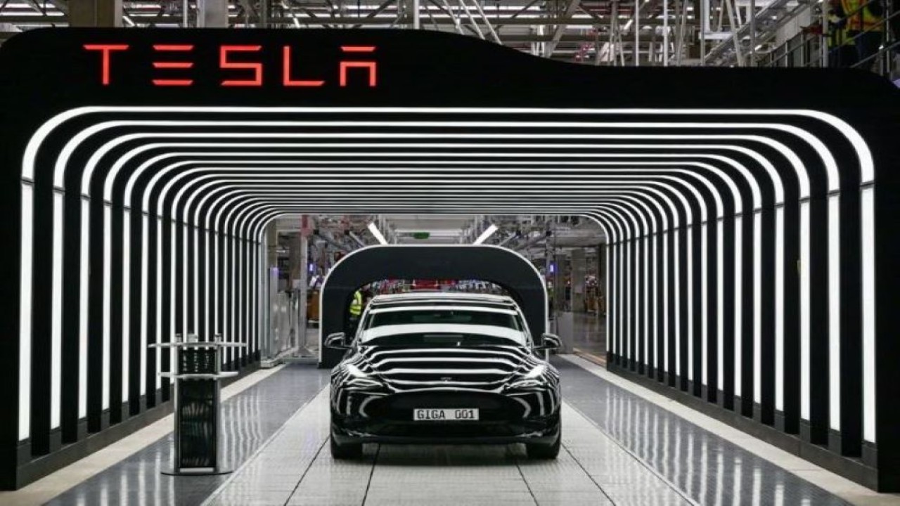 Kendaraan listrik Model Y ditampilkan saat upacara pembukaan Tesla Gigafactory baru untuk mobil listrik di Gruenheide, Jerman, 22 Maret 2022. (Patrick Pleul/Reuters)