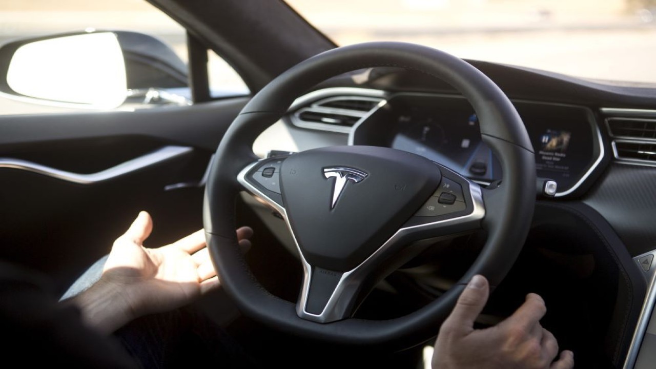 Tesla dan Elon Musk digugat pemegang saham atas keamanan autopilot. (Reuters)