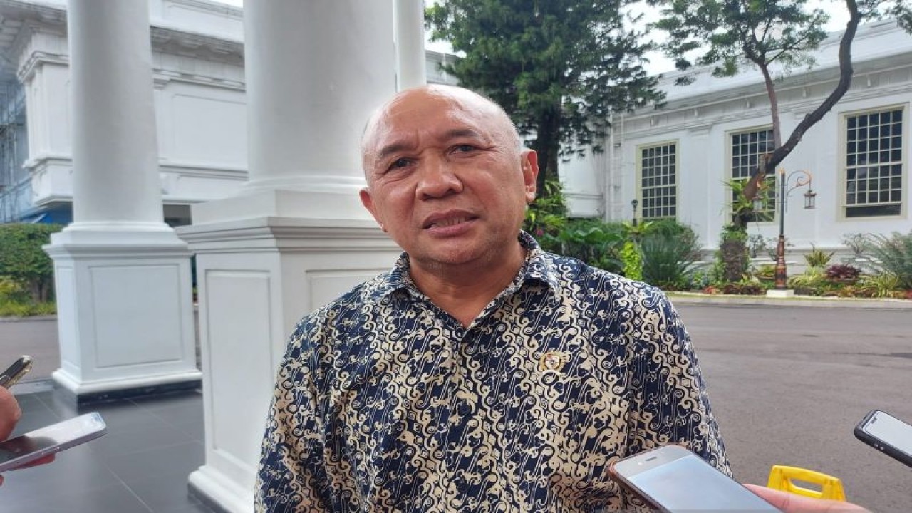 Menteri Koperasi dan Usaha Kecil dan Menengah (Menkop UKM) Teten Masduki saat ditemui di Kompleks Istana Kepresidenan Jakarta, Rabu (8/2/2023). ANTARA/Mentari Dwi Gayati
