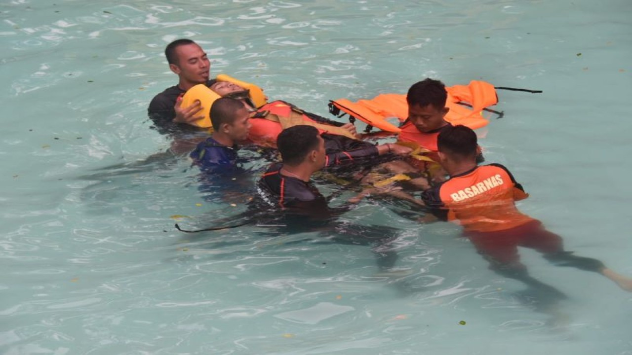 Kantor Pencarian dan Penyelamatan (SAR) Semarang memberi pelatihan teknis pertolongan di air kepada anggota SAR di lima kabupaten/kota di pantai utara Jawa Tengah, di Pemalang, Kamis. (ANTARA/ HO-SAR Semarang)