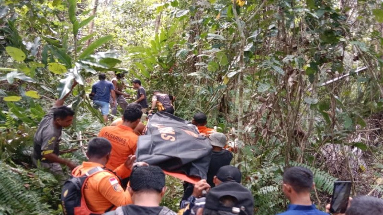 Seorang nenek bernama Asi Lesi berusia 80 tahun yang sempat dilaporkan hilang saat pergi ke kebunnya di desa Gotalamo, Kabupaten Pulau Morotai, ditemukan meninggal dunia. 17/02/2023). ANTARA/HO-Basarnas (Abdul Fatah)