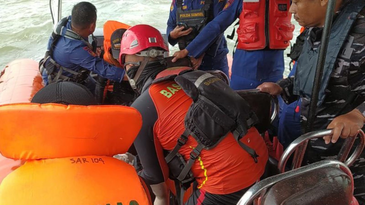 Tim SAR gabungan menemukan jasad RG (36), seorang masinis II kapal tugboat karya pasific 19 yang tewas tenggelam di Perairan Tanjung Kampeh, Sungsang, Banyuasin, Sumatera Selatan, Kamis (23/2) sore sekitar pukul 14.20 WIB. (ANTARA/HO-Basarnas Palembang)