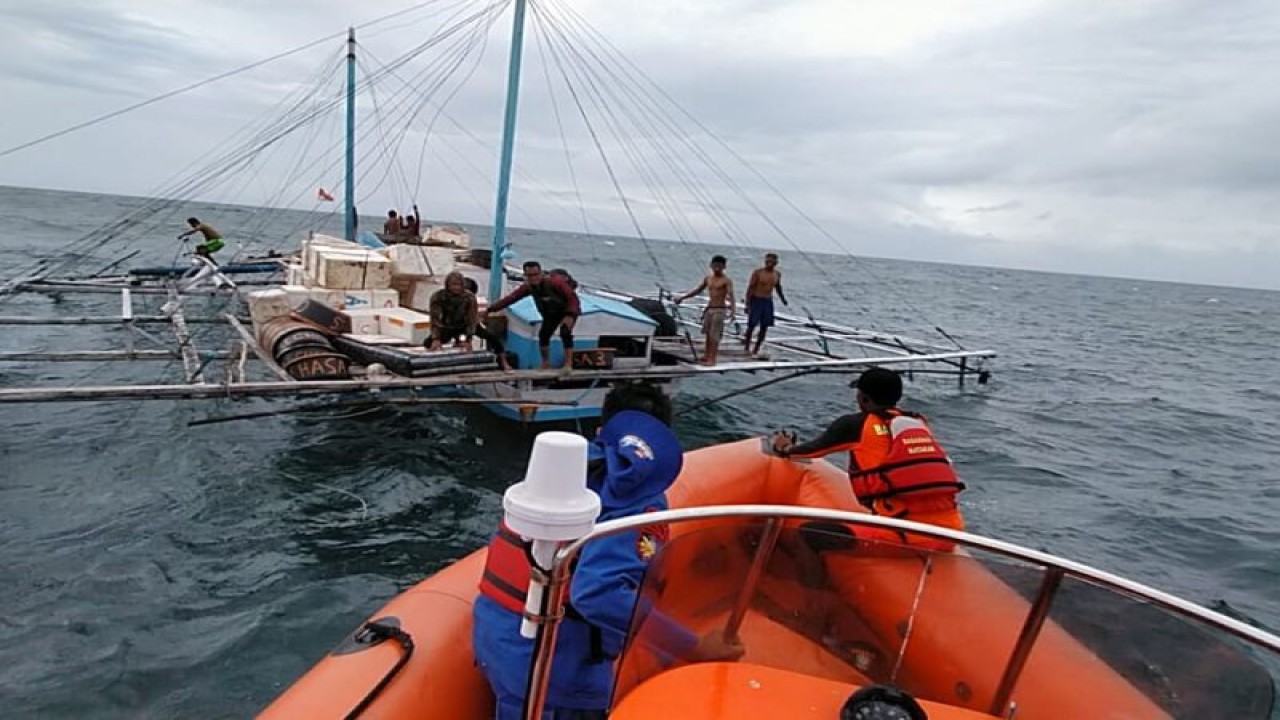 Tim SAR gabungan mengevakuasi tujuh nelayan yang mengalami kerusakan perahu bagan di perairan Sangeang, Kabupaten Bima, Nusa Tenggara Barat, Kamis (23/2/2023). ANTARA/HO-Basarnas