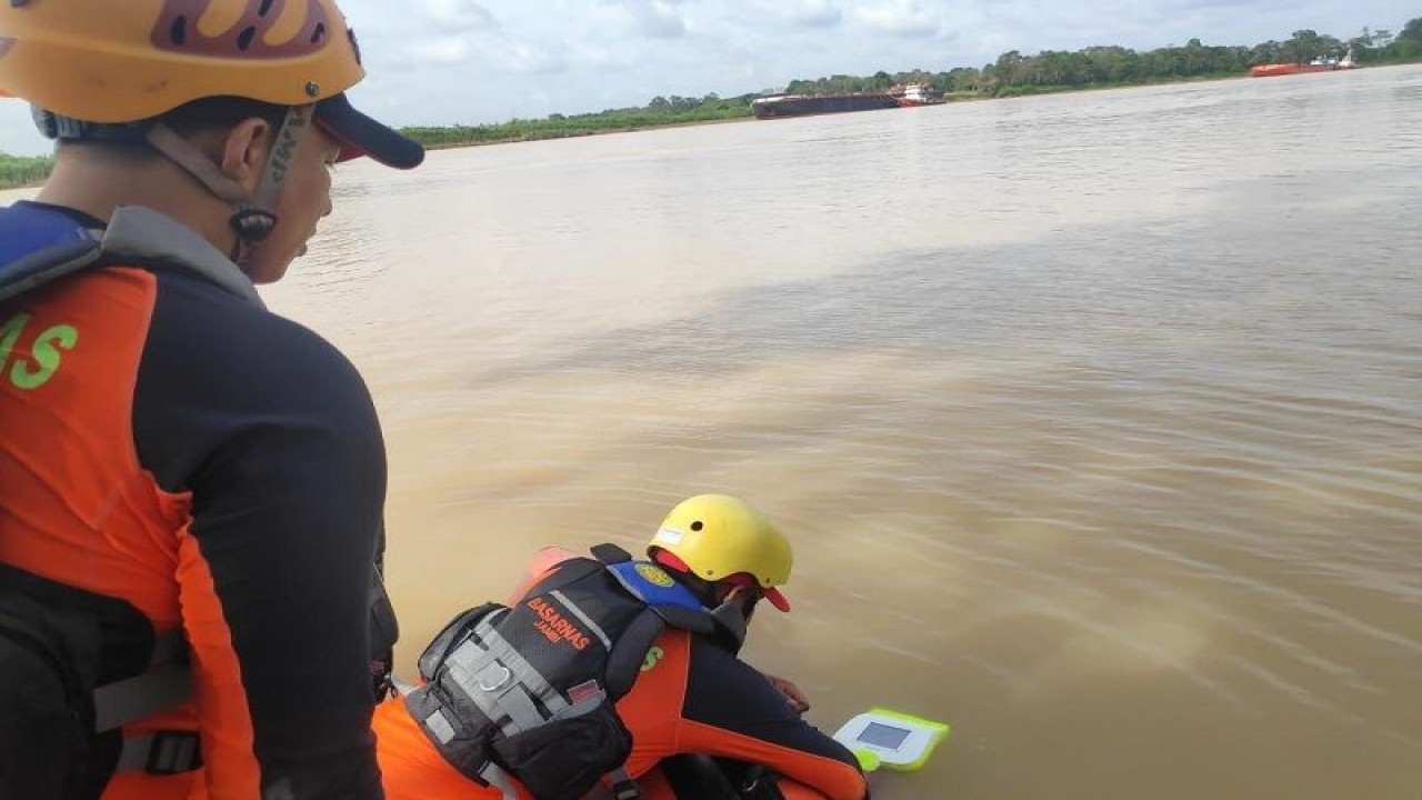 Tim SAR Basarnas menggunakan alat deteksi benda di dalam air untuk mencari ABK yang tenggelam di Sungai Batang Hari, Selasa (7/2/23).(ANTARA/HO/Basarnas Jambi)