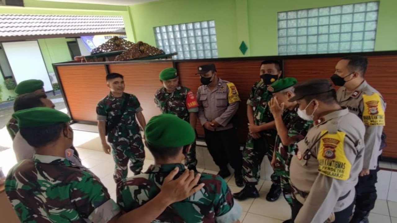 Sejumlah personel Bhabinkamtibmas Polri dan Babinsa TNI di Daerah Istimewa Yogyakarta (DIY) yang nampak berdiskusi sebagai Satuan Tugas (Satgas) Anti Stunting. (ANTARA/HO-BKKBN)