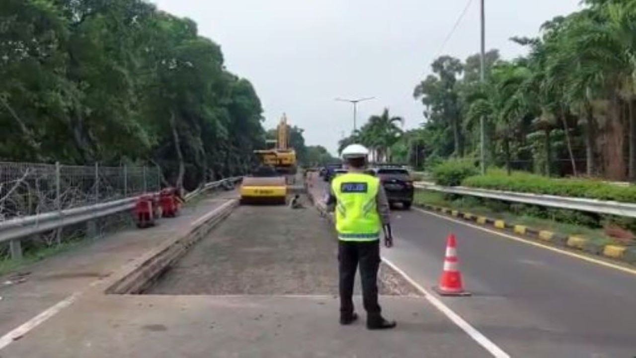 Konstruksi jalan Tol Jatinegara di KM 00.20 sedang dalam proses perbaikan. (Tangkapan layar Twitter @TMCPoldaMetro)