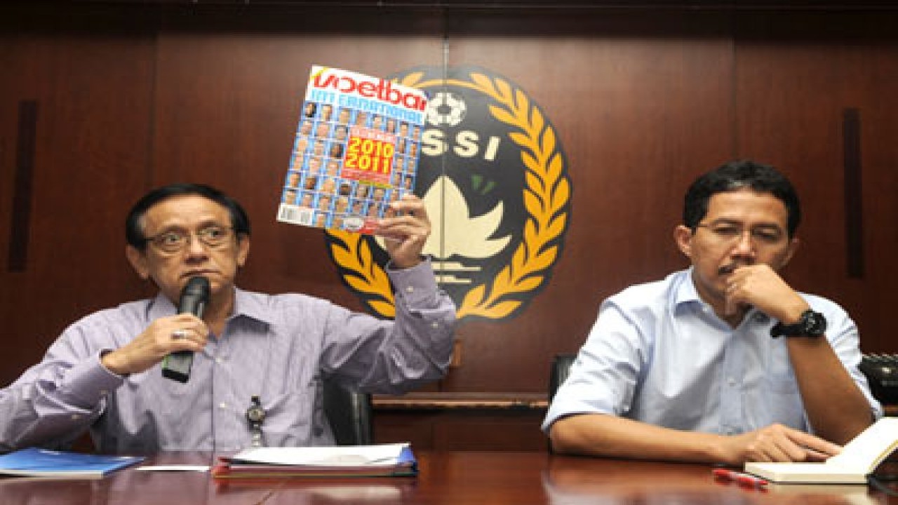 JAKARTA, 30/9 - PERTANDINGAN INDONESIA VS URUGUAY. Sekjen PSSI Nugraha Besoes (kiri) didampingi Ketua Badan Liga Indonesia (BLI) Joko Driyono, memberikan keterangan pers seputar kepastian pertandingan sepakbola persahabatan timnas Indonesia melawan Uruguay di Jakarta, Kamis (30/9). Pertandingan ujicoba internasional melawan peringkat ke-4 Piala Dunia Afrika Selatan 2010 itu akan berlangsung pada 8 Oktober 2010 di Stadion Gelora Bung Karno Senayan Jakarta. FOTO ANTARA/Andika Wahyu/ss/Spt/10. (ANTARA/ANDIKA WAHYU)