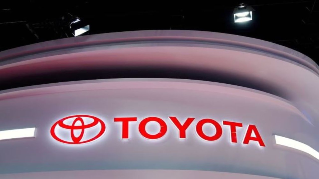 Logo Toyota terlihat di stan selama hari media untuk pameran Auto Shanghai di Shanghai, China, 19 April 2021. (Aly Song/Reuters)