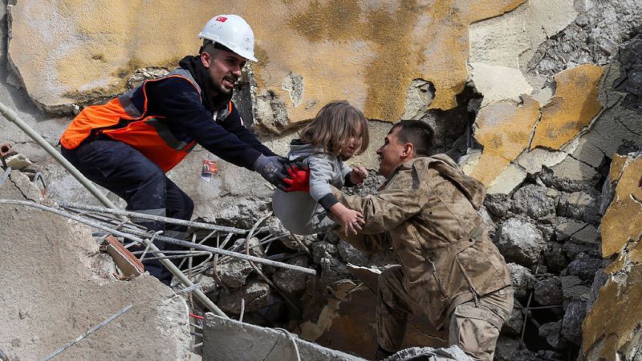 Tim penyelamat mengevakuasi seorang anak berumur 5 tahun bernama Muhammet Ruzgar yang terjebak di reruntuhan bangunan akibat gempa di Hatay, Turki, Selasa (7/2/2023). (ANTARA FOTO/REUTERS-Umit Bektas/nym)