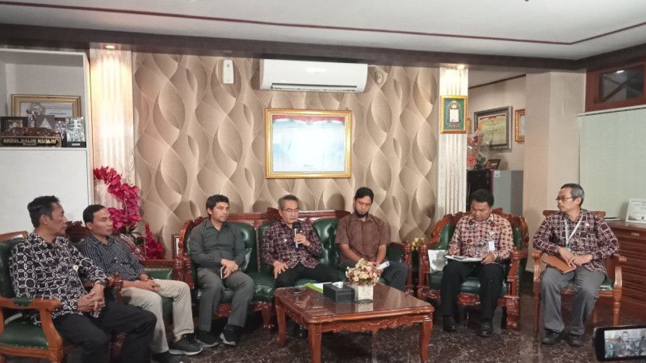 Bupati Bantul Abdul Halim Muslih bersama para peneliti dari Tim Pengkaji Fakultas Teknik UGM dalam konferensi pers terkait Analisis Kelongsoran Badan Jalan di Pedukuhan Wunut, Desa Sriharjo, Bantul, di Ruang Bupati Bantul, DIY. Kamis (16/2/2023) (ANTARA/Hery Sidik)