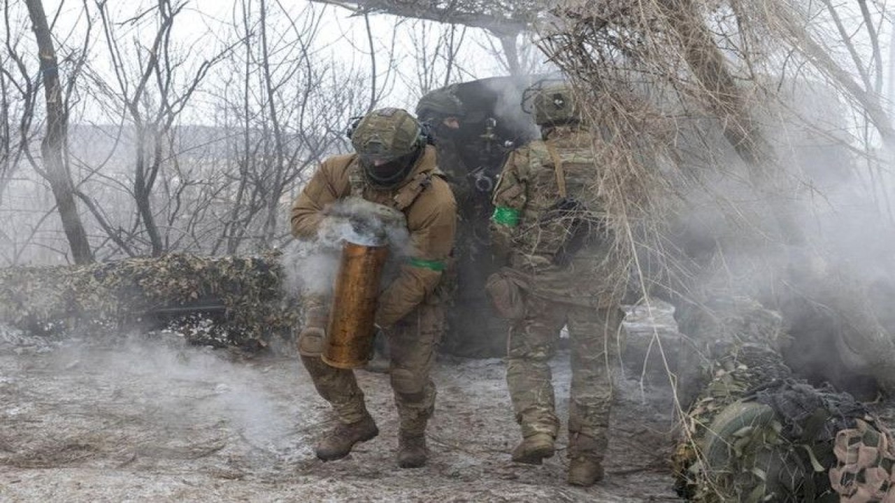 Anggota Brigade Serbu Terpisah ke-3 (Unit Azov) Angkatan Bersenjata Ukraina menembakkan howitzer 152 mm 2A65 Msta-B, dekat Bahmut, di wilayah Donetsk, Ukraina, 6 Februari. (ANTARA/REUTERS/Marko Djurica/as)