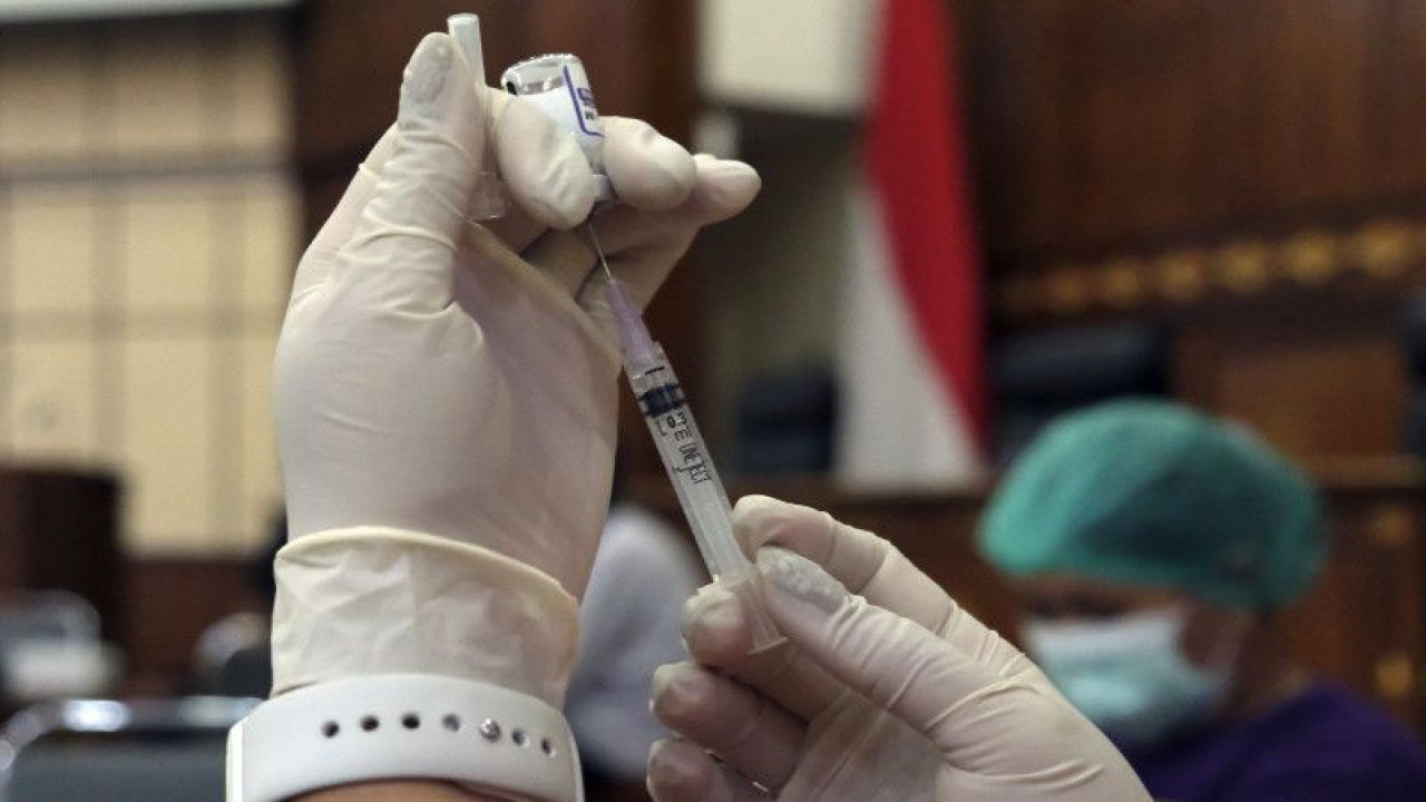 Ilustrasi: Petugas kesehatan menyiapkan vaksin COVID-19 dosis keempat saat vaksinasi penguat kedua untuk pelaku pariwisata di Kantor Gubernur Bali, Denpasar, Bali, Sabtu (28/1/2023). . ANTARA FOTO/Nyoman Hendra Wibowo/YU