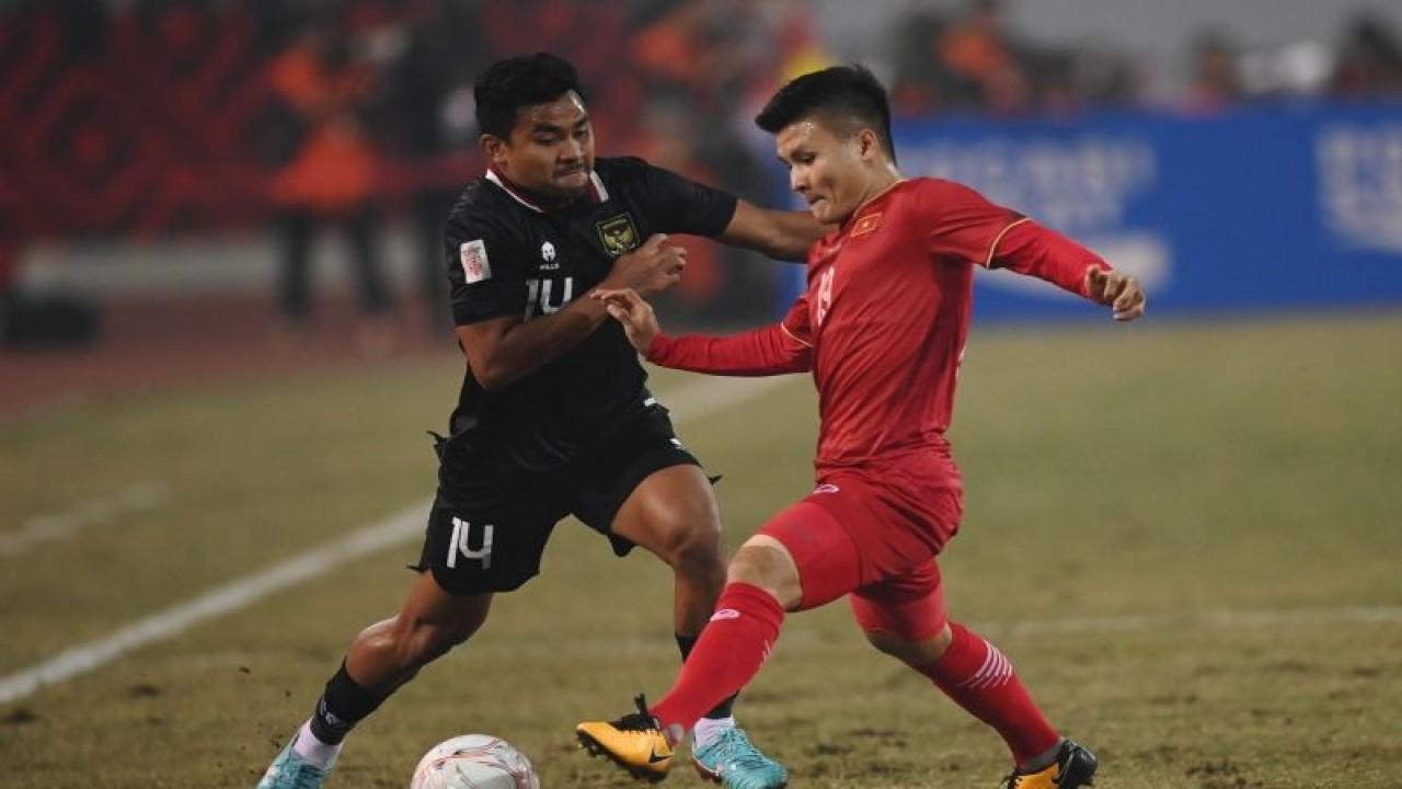 Pesepak bola Timnas Indonesia Asnawi Mangkualam (kiri) berebut bola dengan pesepak bola Timnas Vietnam Nguyen Quang Hai dalam pertandingan leg 2 babak semi final Piala AFF 2022 di Stadion Nasional My Dinh, Hanoi, Vietnam, Senin (9/1/2023). ANTARA FOTO/Aditya Pradana Putra/tom. (ANTARA FOTO/ADITYA PRADANA PUTRA)