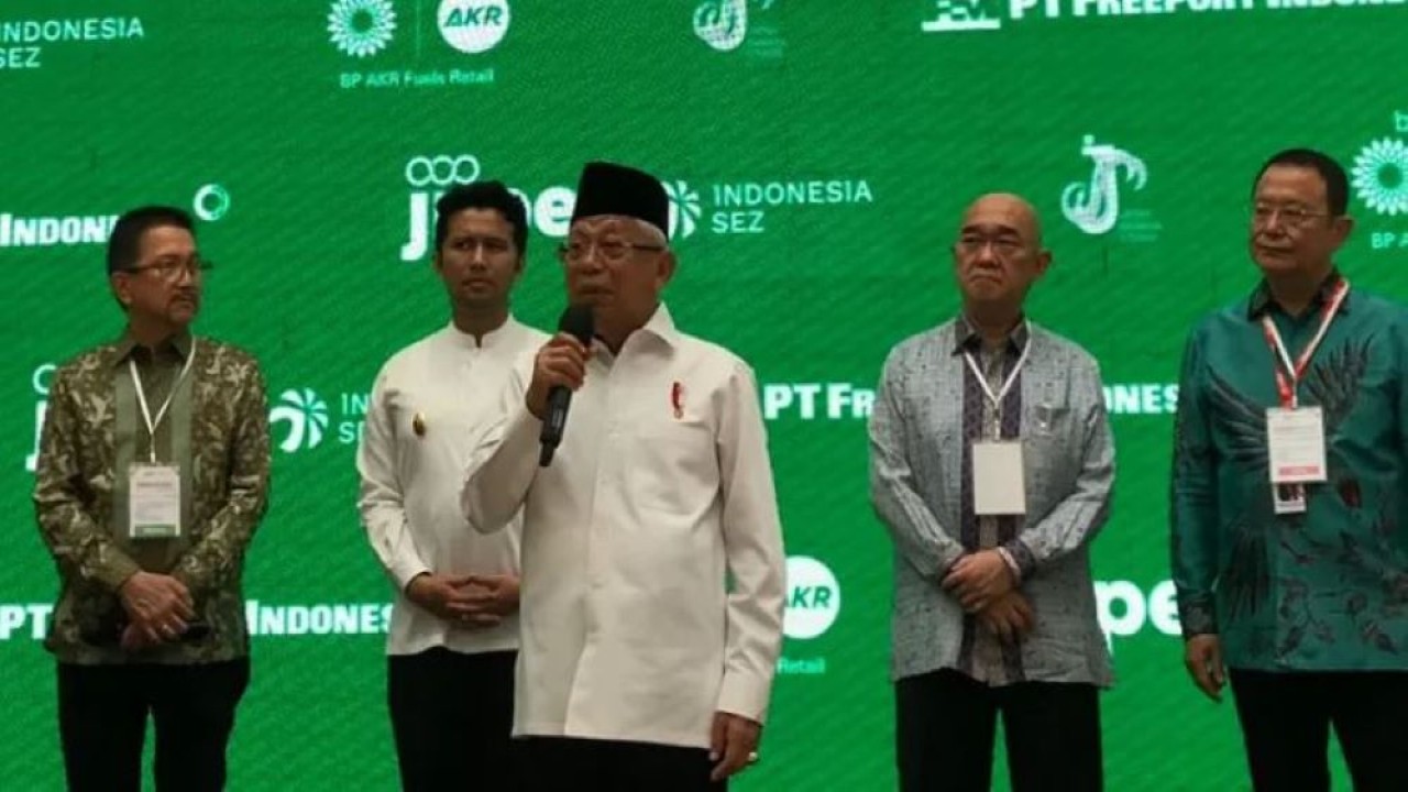 Wakil Presiden (Wapres) KH Ma'ruf Amin meninjau Kawasan Ekonomi Khusus (KEK) Industri Java Integrated dan Industrial Port Estate (JIIPE), di Kecamatan Manyar, Gresik, Jawa Timur (Jatim), Selasa (7/2/2023). (SK- BPMI, Setwapres)