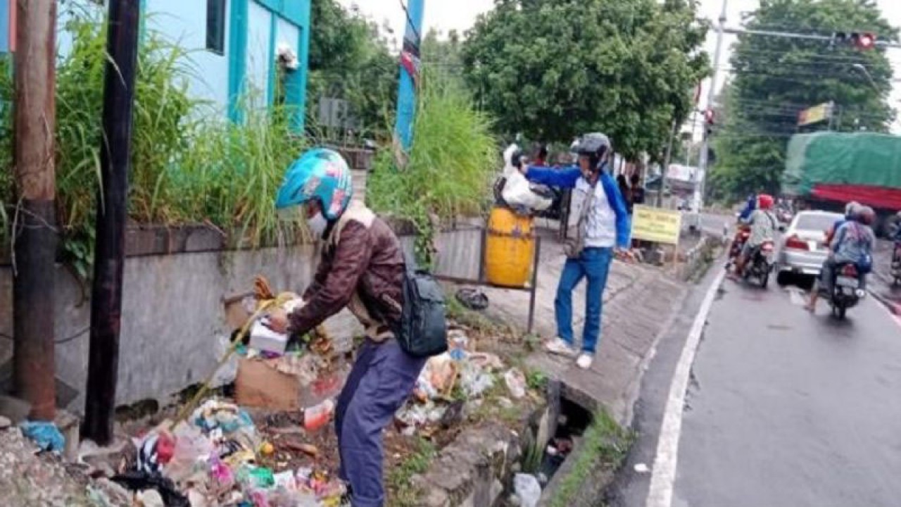 Warga membuang sampah di tepi jalan di Kota Baubau, Provinsi Sulawesi Tenggara. (ANTARA/HO)