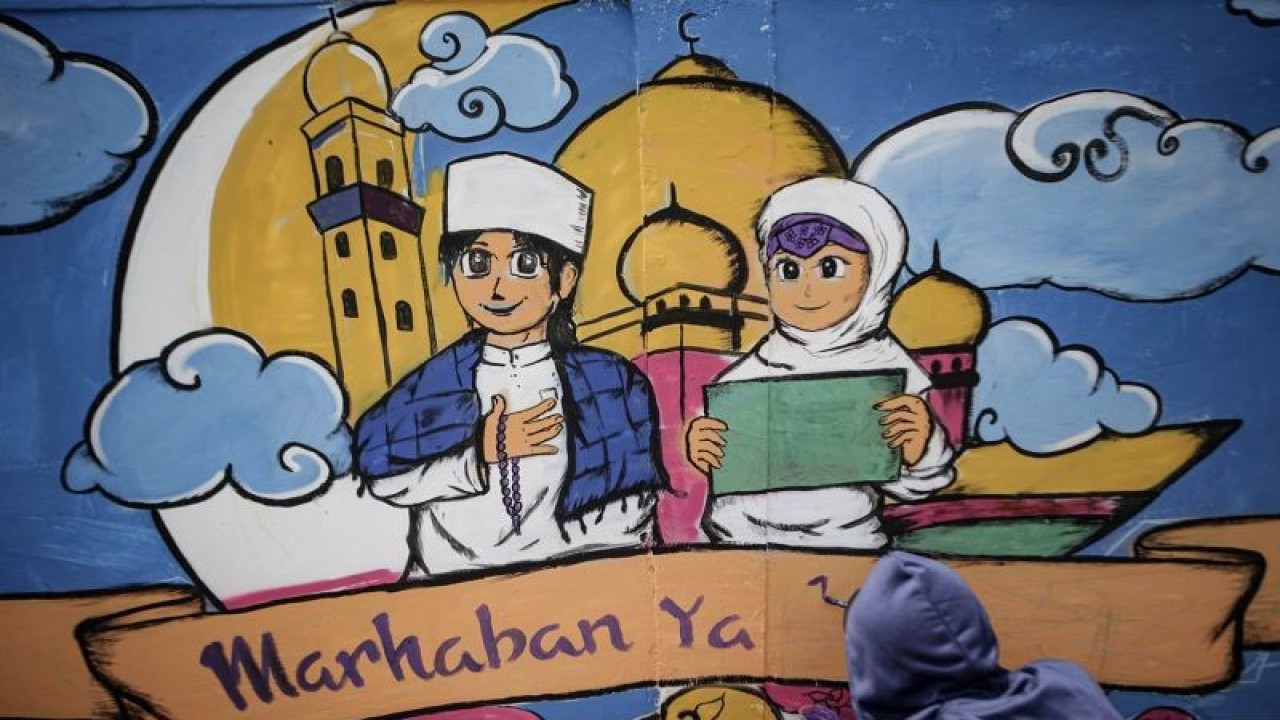 Ilustrasi - Seniman menyelesaikan mural bertema Ramadan saat kompetisi mural di Jatiuwung, Kota Tangerang, Banten, Minggu (27/3/2022). ANTARA FOTO/Fauzan/pras.