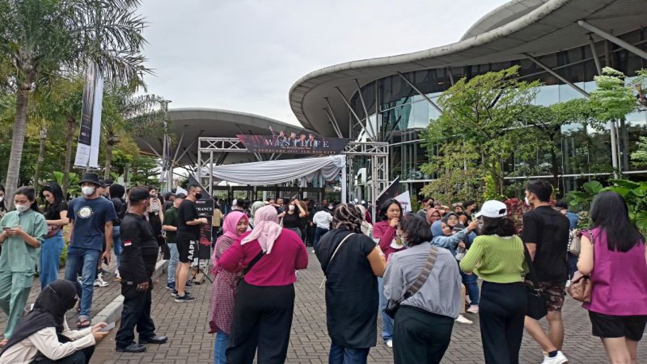 Suasana menjelang konser Westlife The Wild Dreams Tour 2023 di ICE BSD City Tangerang pada Kamis (9/2/2023) (ANTARA/Suci Nurhaliza)