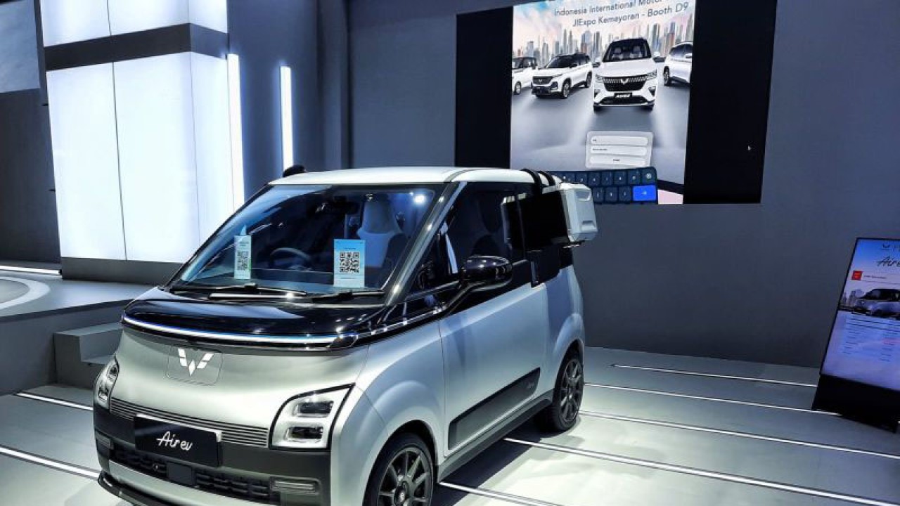 Wuling pamerkan Air EV yang sudah dimodifikasi pada ajang IIMS 2023. (ANTARA/Chairul Rohman)