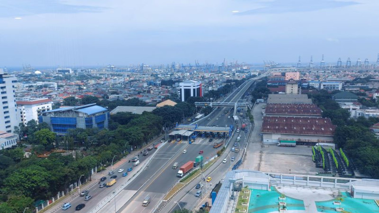 Lalu lintas kendaraan di ruas kanan dan kiri Jalan Yos Sudarso dan Jalan Tol Akses Tanjung Priok di Jakarta Utara saat dilihat dari Menara Pelindo Lantai 18, Jakarta Utara, Selasa (24/1/2023). ANTARA/Abdu Faisal