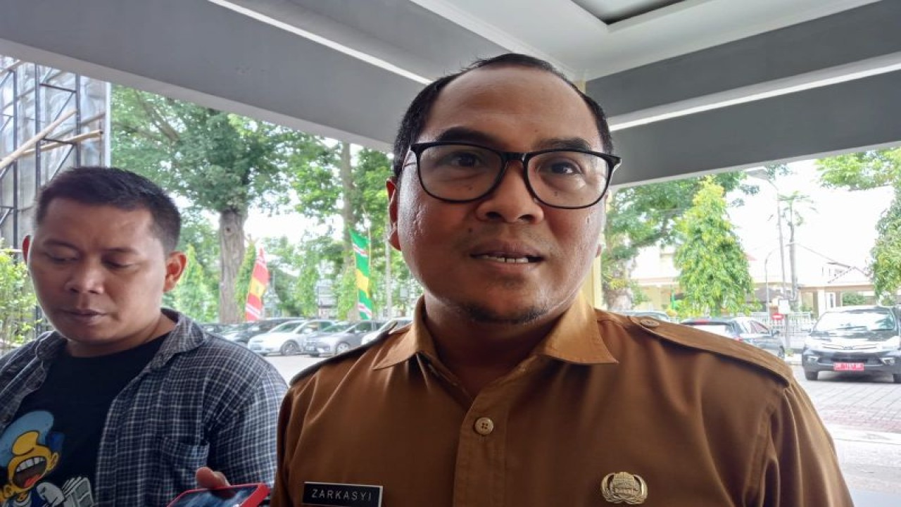 Kepala Badan Kesatuan Bangsa dan Politik (Bakesbangpol) Kota Mataram Zarkasyi. (Foto: ANTARA/Nirkomala)