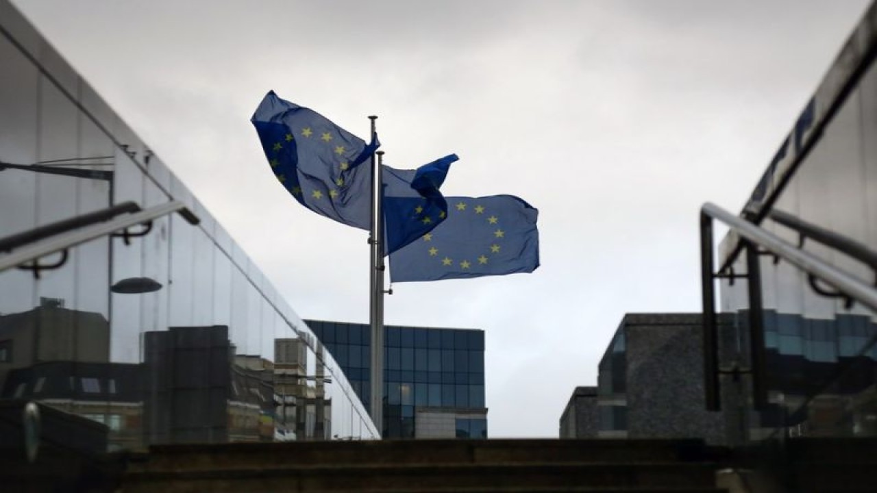 Foto Dokumen: Bendera Uni Eropa terlihat di luar Komisi Eropa di Brussel, Belgia, 6 Januari 2023. ANTARA/Xinhua/Zheng Huansong