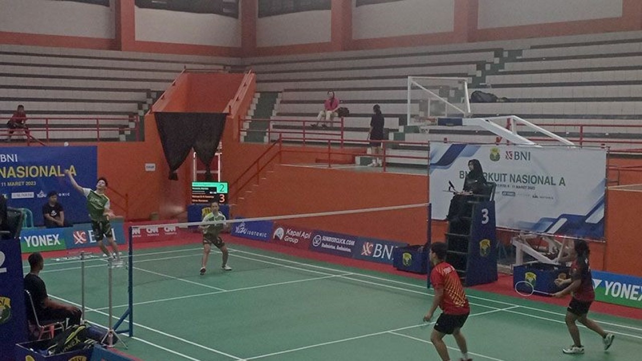 Bibit-bibit atlet bulu tangkis tampil dalam ajang BNI Sirkuit Nasional Seri A Jawa Tengah di GOR Satria, Purwokerto, Kabupaten Banyumas, Senin (6/3/2023). ANTARA/Sumarwoto
