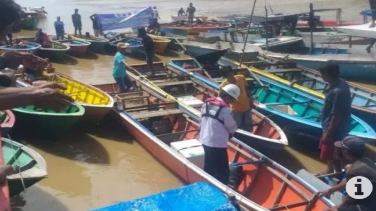 Sejumlah kapal nelayan sedang dilakukan pengukuran untuk mendapatkan dokumen pas kecil. (ANTARA/R. Wartono)