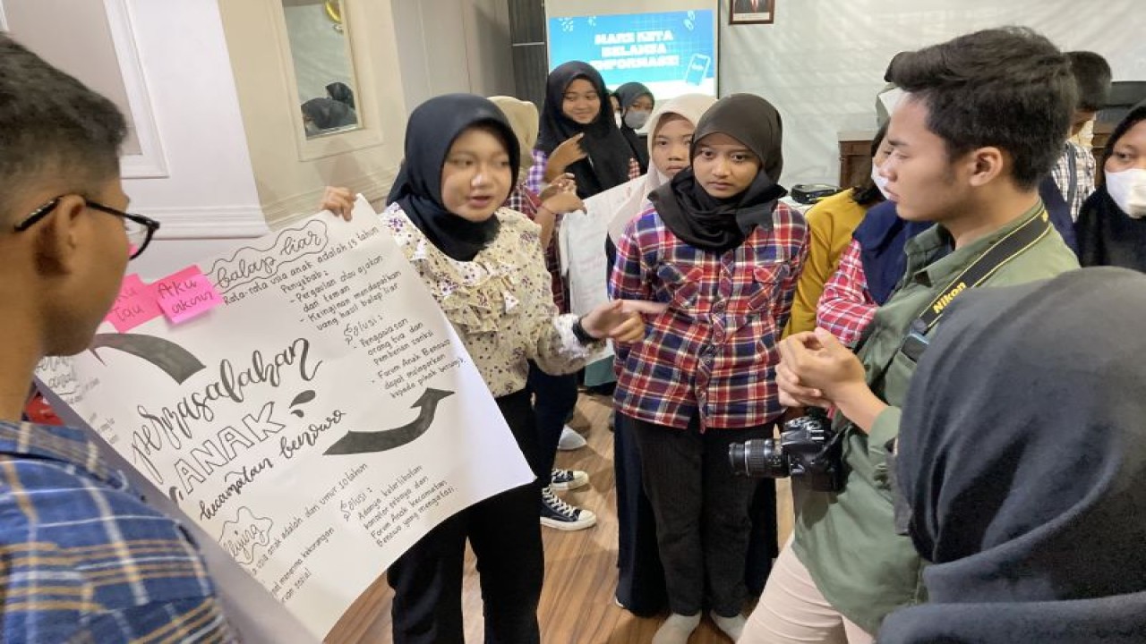 Foto Arsip - Pengurus Forum Anak Surabaya (FAS) Kota Surabaya saat menggelar sosialisasi mengenai KHA di Lantai 4 Gedung Siola, Surabaya pada Sabtu (11/3/2023). (ANTARA/HO-Diskominfo Surabaya)