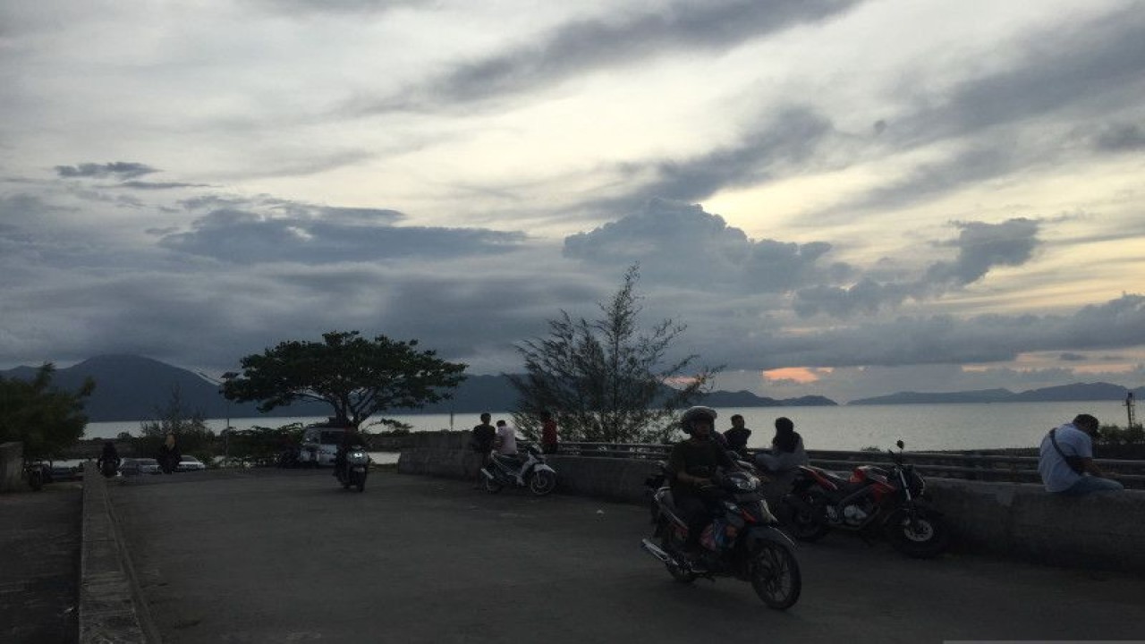 Warga menikmati panorama alam di kawasan jembatan penghubung Ulee Lheu-Gampong Jawa, Banda Aceh, Ahad. ANTARA/M ifdhal