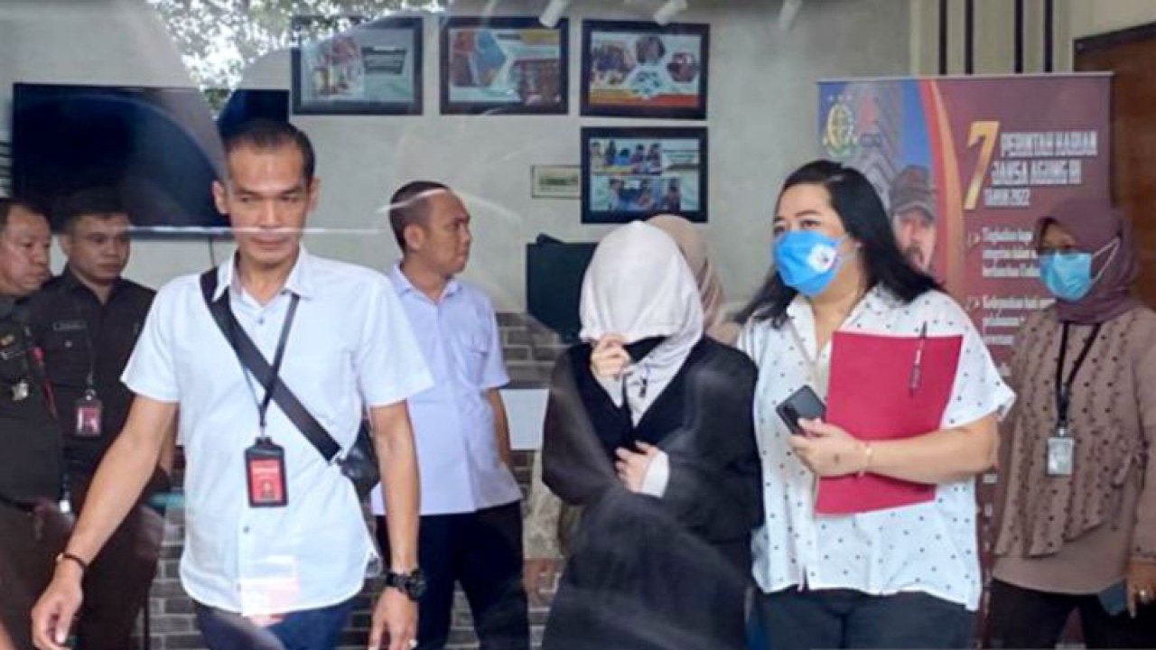 AG (15) selaku anak yang berkonflik dengan hukum dalam kasus penganiayaan berat terhadap D (17) di Kejari Jakarta Selatan, Jakarta, Selasa (21/3/2023). ANTARA/Luthfia Miranda Putri