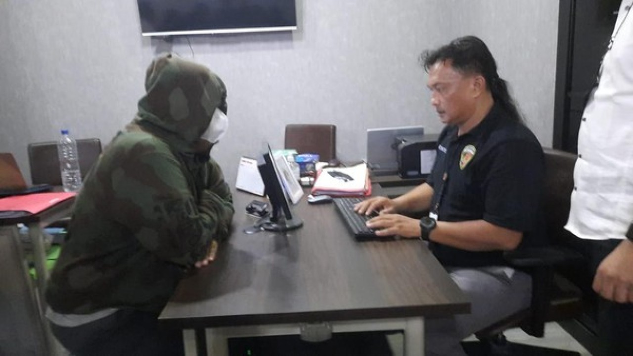 Selebgram Ajudan Pribadi saat diperiksa polisi. (Net)