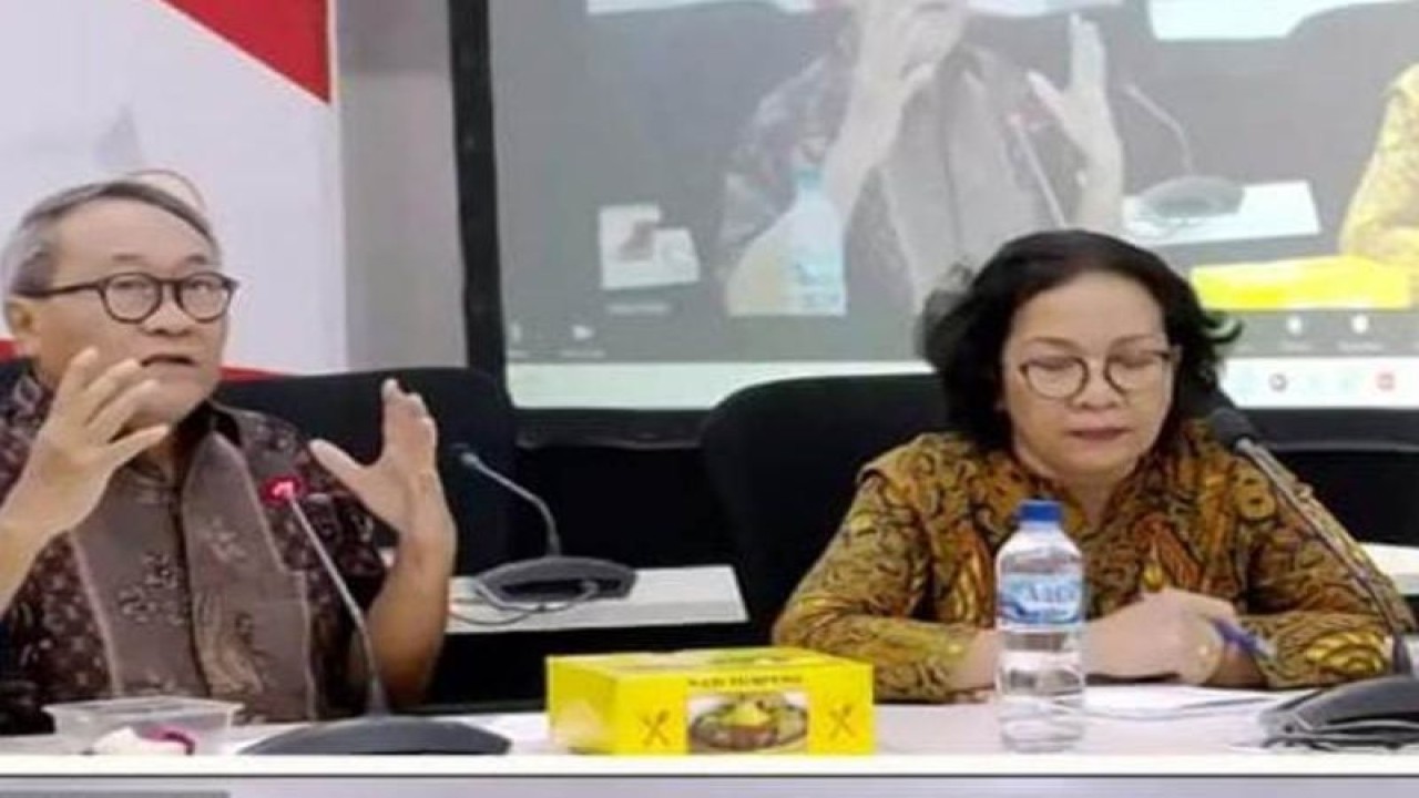 Guru Besar Sosiologi Fakultas Ilmu Sosial dan Ilmu Politik (FISIP) Universitas Indonesia (UI) Prof. Dr. Paulus Wirutomo, M.Sc. (kiri. (ANTARA/HO: Humas UI)