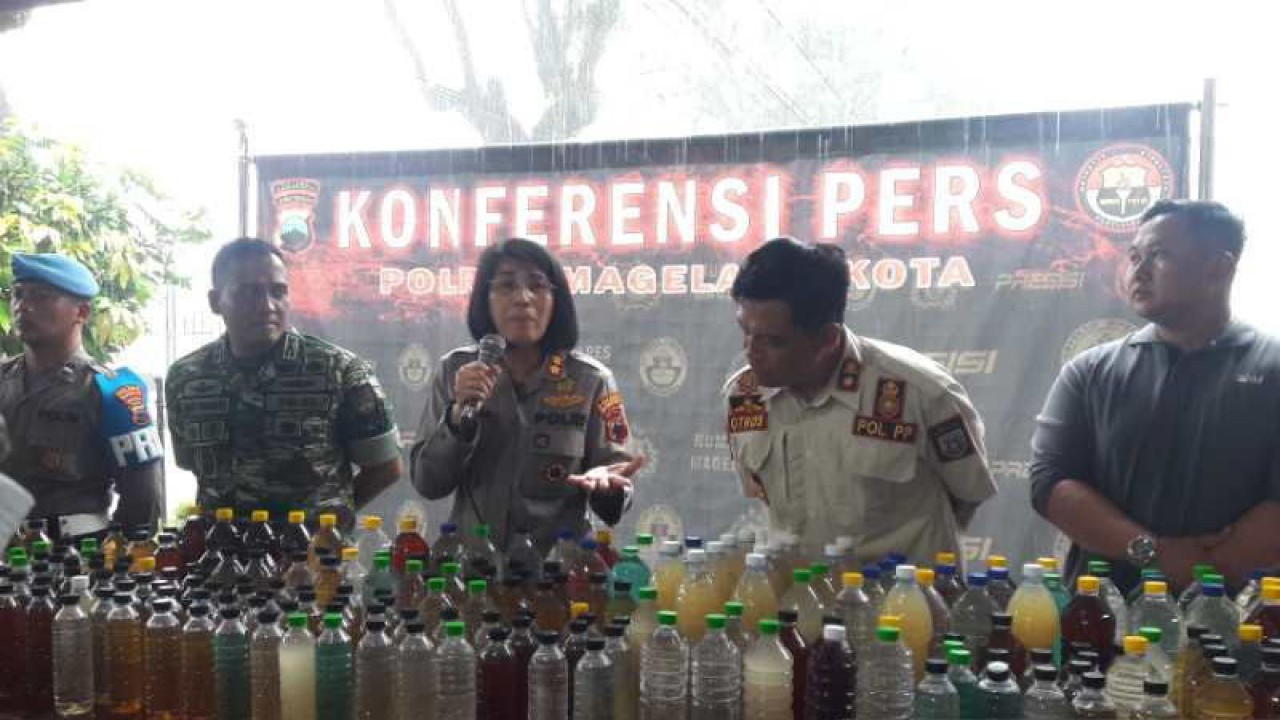 Kapolres Magelang Kota AKBP Yolanda Evalyn Sebayang berbicara dalam konferensi pers penyitaan ratusan liter minuman beralkohol jenis 'ciu.' ANTARA/Heru Suyitno